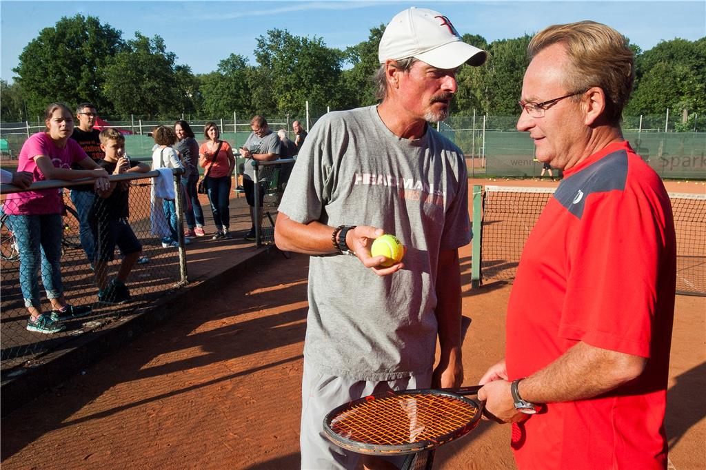 Das Geheimnis des Erfolgs beim TuS Ickern Heiko Sobbe (r.), hier auf der Anlage am Kattenstätter Busch mit dem früheren Profi-Spieler Stephan Medem. Sobbe sagt, dass das Tennisspiel „noch schneller geworden“ sei, als früher.