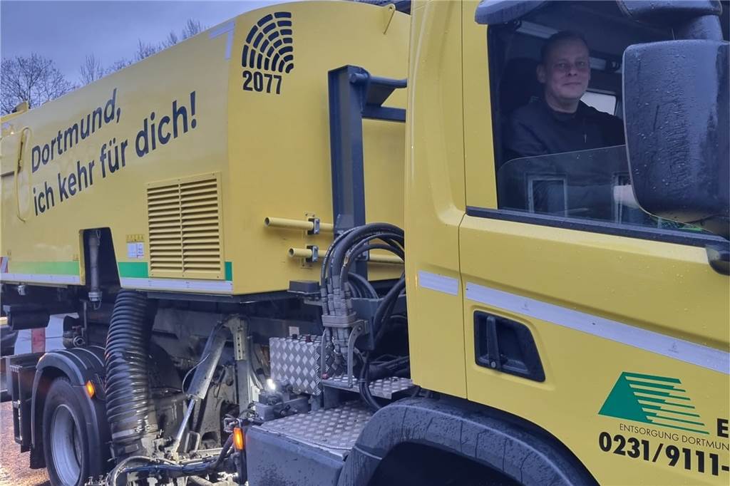 So viel Dortmund war noch nie im „Tatort“ – bis unter die Erde Heiko Tillmann in seiner Kehrmaschine.