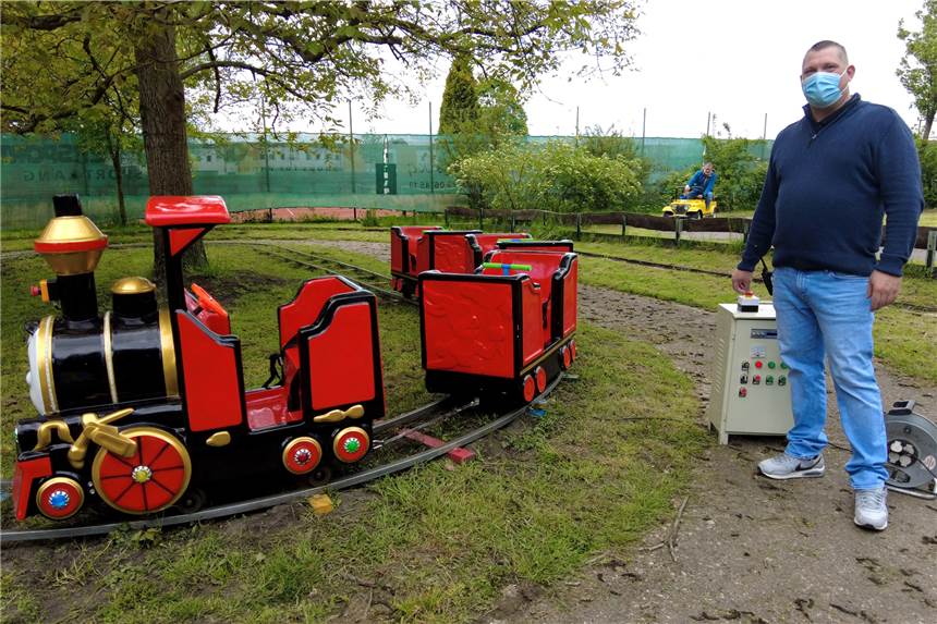 Mit Video: Neuer Fahrspaß für Kinder am Cappenberger See Heiko Weseke betreute die neue Eisenbahn, die ab sofort für Kinder am Cappenberger See zur Verfügung steht.