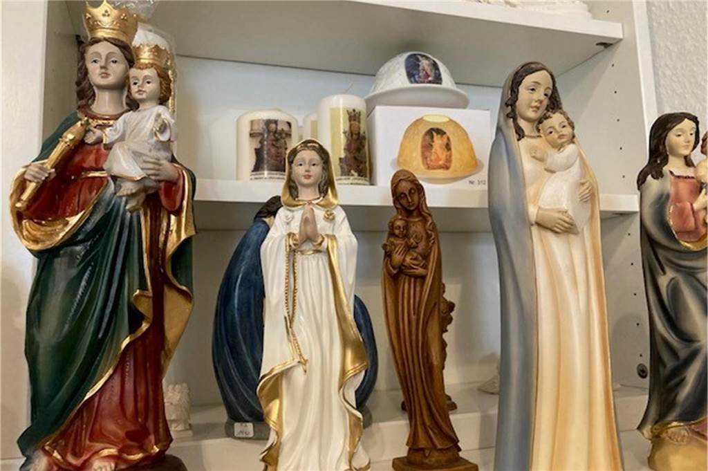 Ursula Schlienkamp schließt Laudate-Laden: „Rechnet sich nicht mehr“ Heiligenfiguren füllen die Regale im Kirchenladen Laudate.