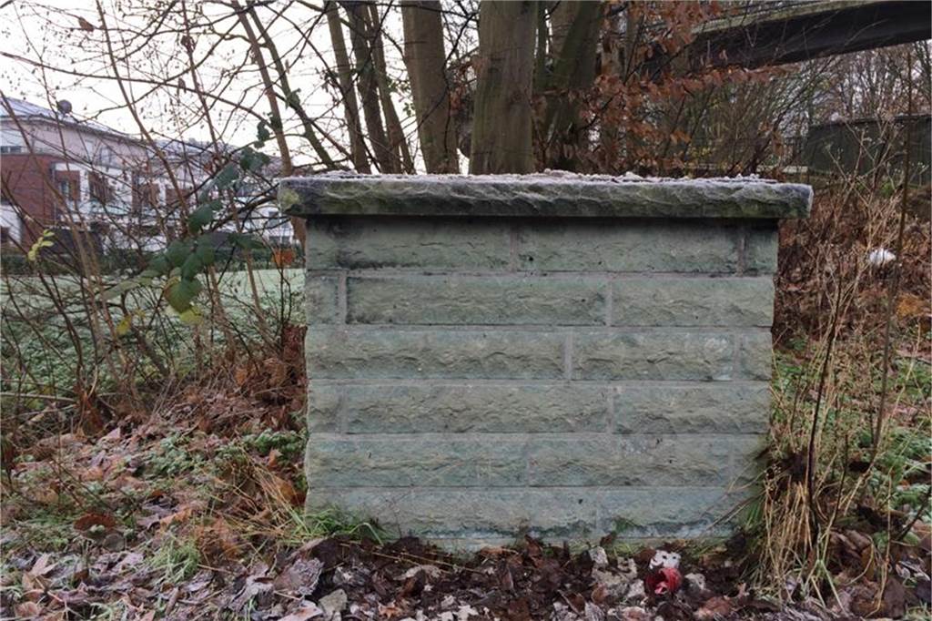 Figur an Fußgängerbrücke fehlt: Kehrt Heiliger Nepomuk nach dem Brückenabriss wieder zurück? Heiliger Nepomuk und Schaukasten fehlen am Donnerstagmorgen. Der Sockel wird mit der Fußgängerbrücke abgerissen. Der Abriss der Brücke beginnt am Freitag, 7 Uhr.