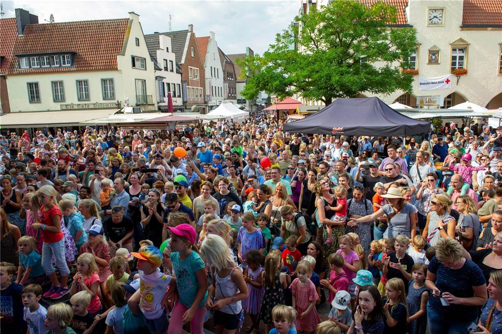 Heimatfest 2023 in Haltern: Künstler, Karussells und Preise im Überblick Kinder und Eltern auf dem Marktplatz in Haltern am See.