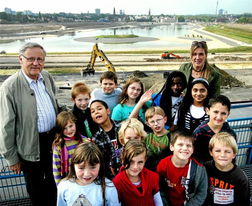Schulleiterin: Weingarten-Kinder können besser lernen Heimatforscher Willi Garth (links) und Tanja Vock von der See-Entwicklungsgesellschaft (rechts) informierten diese 13 Ganztagskinder der Weingarten-Grundschule am See über die Großbaustelle, die sich allmählich mit Wasser füllt.