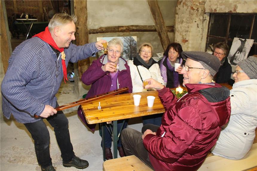 Spezialitäten und Neuigkeiten in der "Ollen Schuer" Heimatvereinsvorsitzender Jürgen Höchst verteilte leckeren selbst gemachten Mandellikör, der besonders bei den Damen gut ankam.