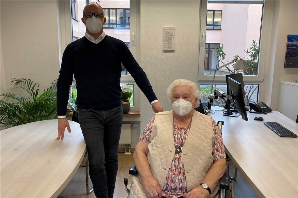 „Wie ein rohes Ei“: Ein Corona-Impftag im Altenheim mit Dr. Nanni Hunn Heimleiter Stephan Schaeper ist froh, als die erste Bewohnerin Margaretha Kloth (87) geimpft ist.
