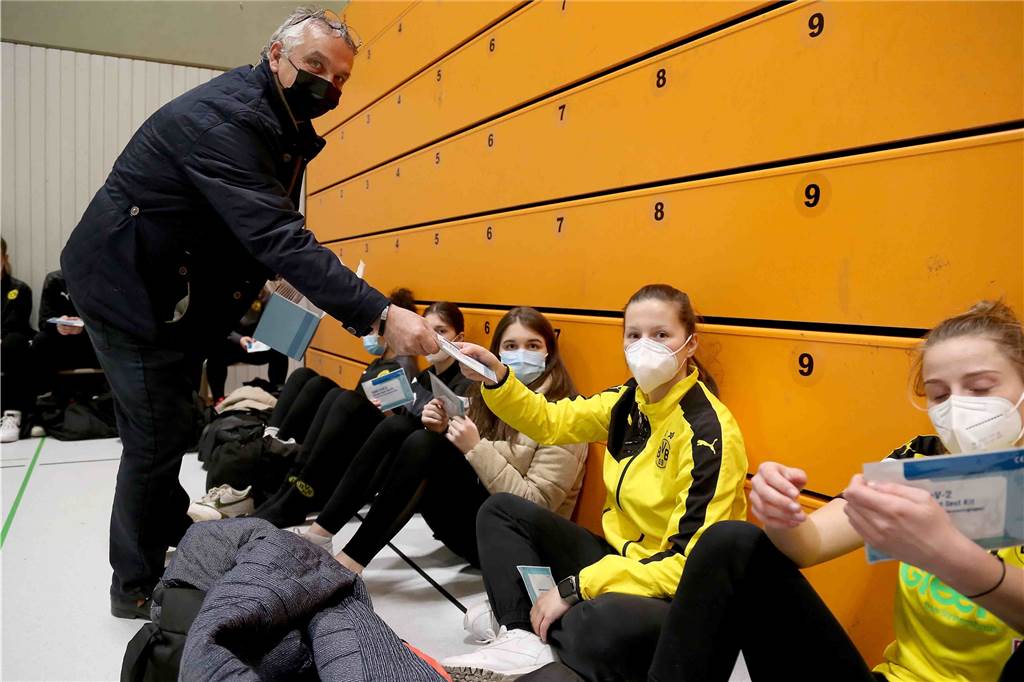 Überall ausverkauft: Jugendteam erhält 100 Corona-Schnelltests, um wieder spielen zu können Heiner Joswig (l.) hat die Corona-Schnelltests an die U19 von Borussia Dortmund verteilt.