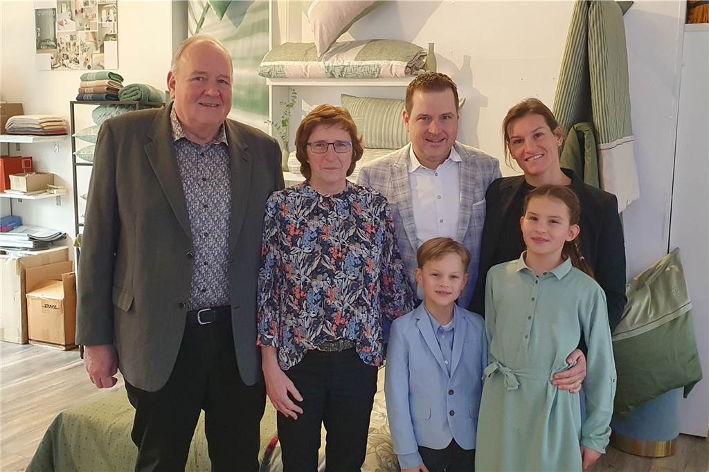 Abpfiff“ in den Ruhestand: Heiner Laxen übergibt Staffelstab an Sohn Stefan Heiner Laxen feiert im Kreis seiner Familie, Mitarbeitern, Weggefährten und Freunden seinen Eintritt in den Ruhestand.