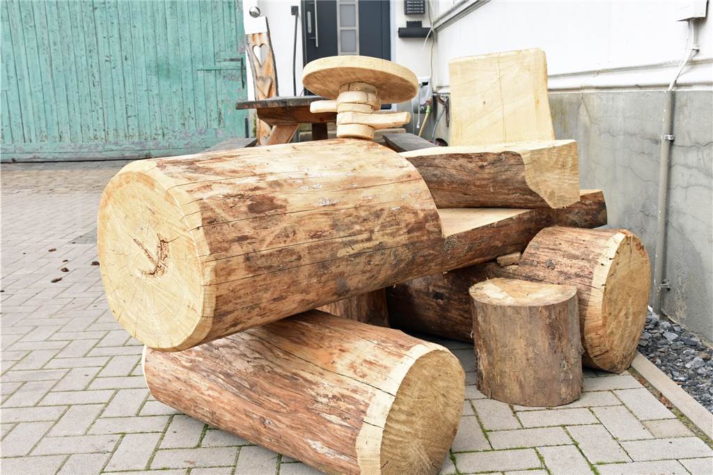 Komplett renoviert in nur einer Woche: Bauernlädchen in neuem Glanz Heiner Schmiemann baut auf Anfrage Traktoren aus Holz für Kinder.