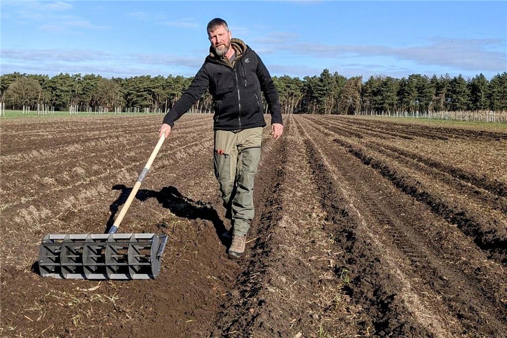 Aus dem „Marktgarten“: Schulte’s Hof bietet Bio-Gemüsekisten im Abo an Heiner Schulte arbeitet auf dem Feld mit einem Gridder.