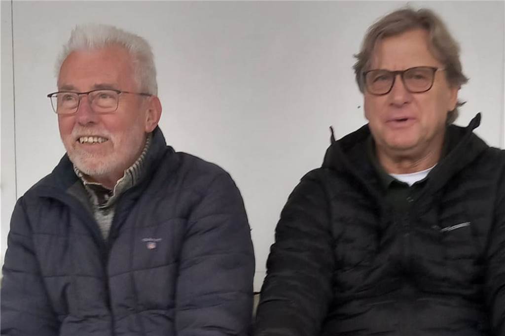 Holzwickeder SC vor Herkulesaufgabe: Ex-Profis drücken dem HSC die Daumen Heiner Steinhoff (l.) und Ingo Peter sitzen auf der Tribüne.