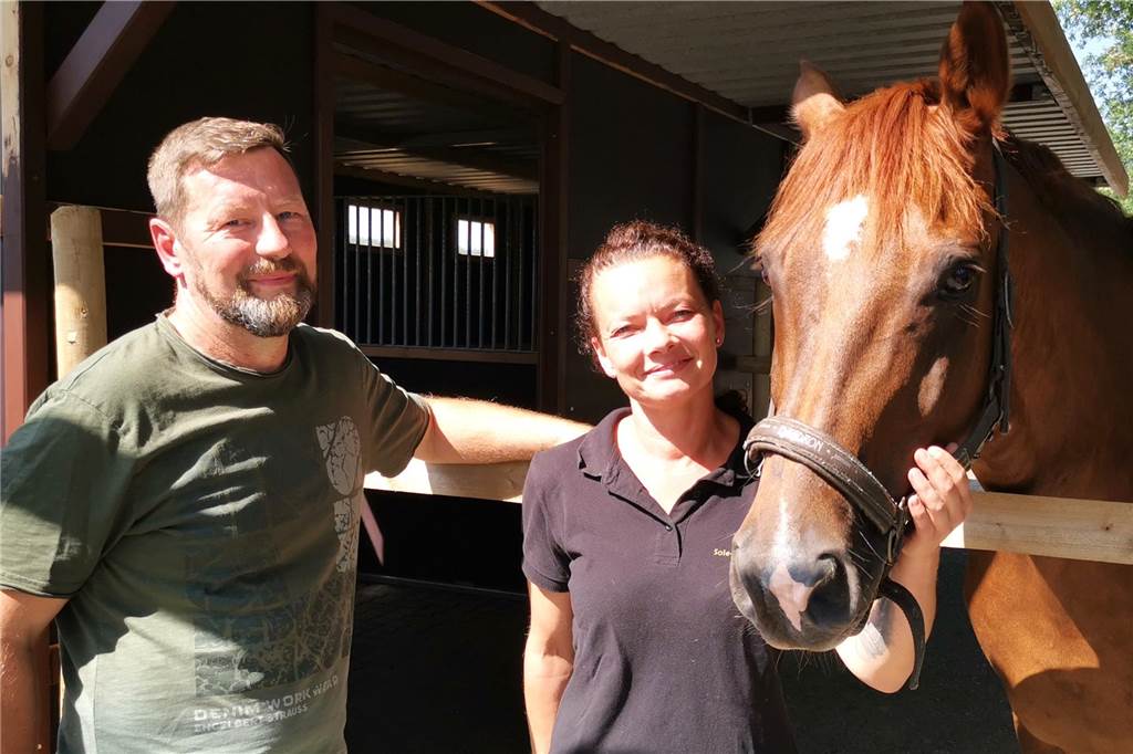 Neue Allergiker-Ställe „mit bedampftem Heu und Stroh“ Heiner Wipping stellt den Hof zur Verfügung und unterstützt seine Frau Svenja Kiekenbeck-Wipping tatkräftig.