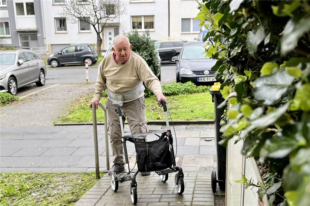 Dreiste Diebe: Heinrich Dickewieds Rollator wurde vor dem Haus geklaut Heinrich Dickewied stellt seinen Rollator in der Regel an dem Handlauf ab, der sich auf der Wiese befindet. Dort stand sein Gerät auch am Ostersonntag, als es unvermittelt gestohlen wurde. Hinter dem Weg befindet sich eine Stufe, die Dickewied nicht mit seinem elektrischen Rollstuhl bewältigen kann.