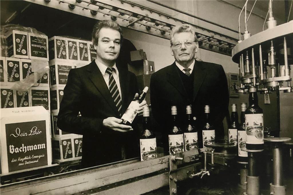 In der Bachmannstube gab‘s Schnaps, Bier und BMW am acht Meter langen Tresen Heinrich Hageböck (l.) mit Erich Seggelke, dem Geschäftsführer der Likörfabrik, an der Abfüllanlage im Keller der Produktionsstätte am Westenhellweg.