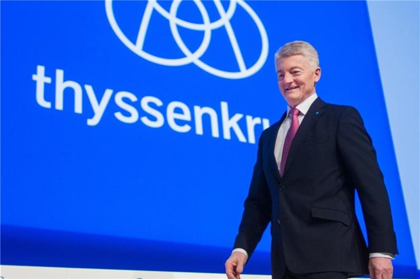 Hiesinger-Abgang: Nachfolge an Thyssenkrupp-Spitze offen Heinrich Hiesinger, ehemaliger Vorstandsvorsitzender von ThyssenKrupp, geht bei einer Hauptversammlung von der Bühne. Foto: Rolf Vennenbernd/Archiv