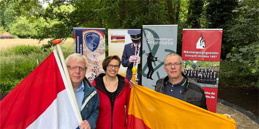 Niederländer erinnern mit Denkmal auch an einen Lüntener Heinrich Holters, Christel Höink und Henry Scholten (von links) im Ortskern von Buurse, dort wo das Denkmal am Sonntag enthüllt wird.
