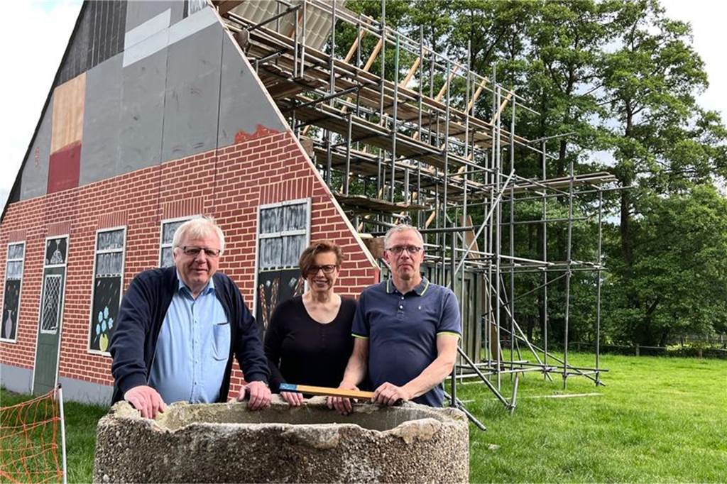 Niederländer erinnern mit Denkmal auch an einen Lüntener Heinrich Holters, Christel Höink und Henry Scholten (v.l.) freuen sich auf das Friedensfest am Sonntagnachmittag im Haaksbergener Venn.