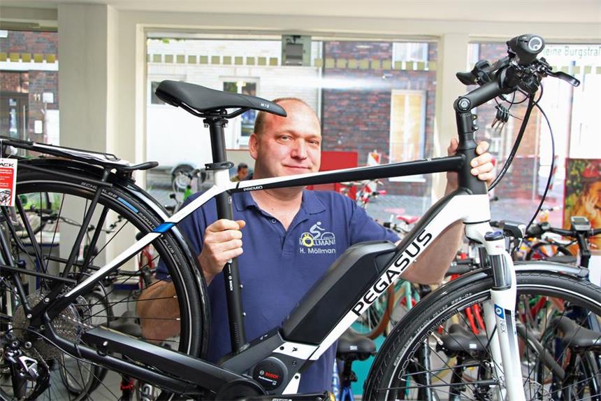 Heinrich Möllmann mit einem aktuellen Modell von Pegasus. Motor und Akku sind so am Rahmen angebracht, dass sie wenig auffallen. Preis der Schönheit: rund 3000 Euro.