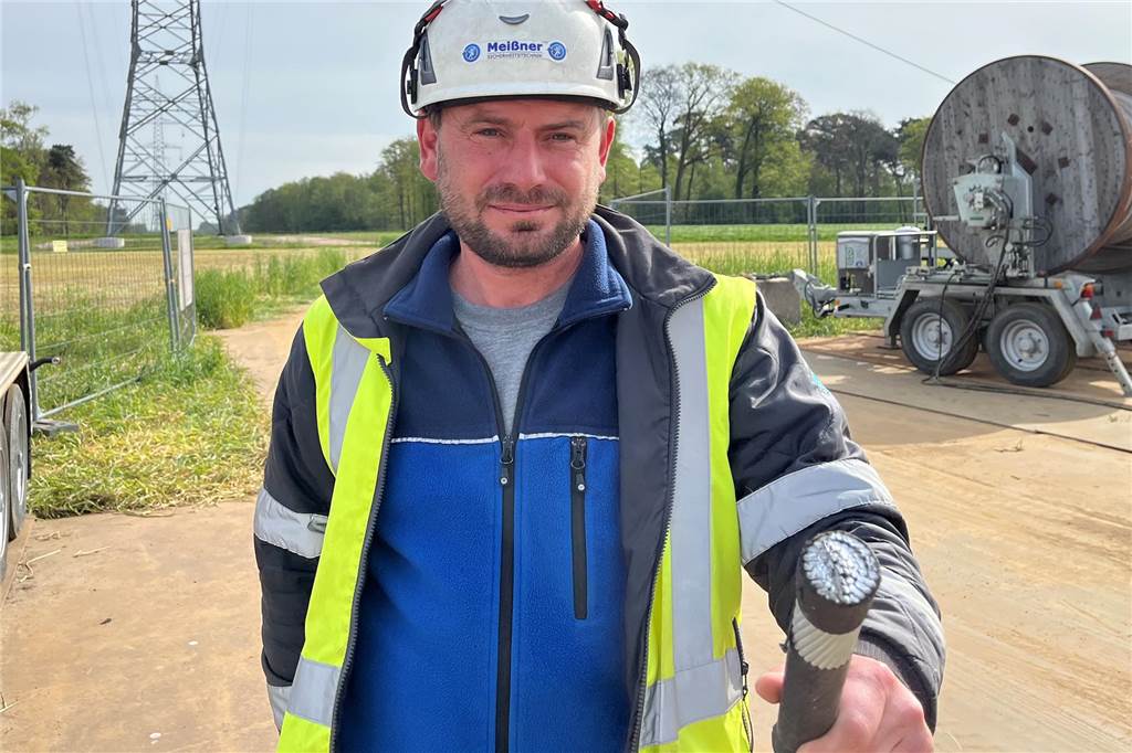 Amprion zieht Kabel über die A31: Sperrung von Legden bis Gescher Bauleiter der Firma Powerlines mit einem Stück Leiterseil.