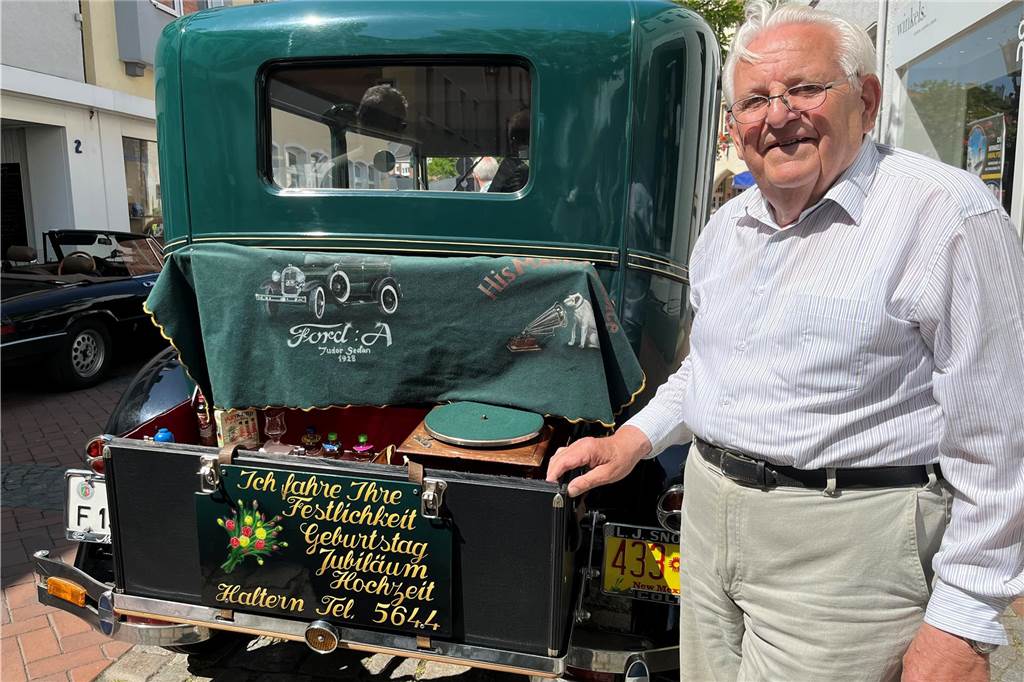 Benefizaktion des Rotary Clubs Haltern: Oldtimer sorgen für Aufsehen Heinrich Rohlf vor seinem Oldtimer