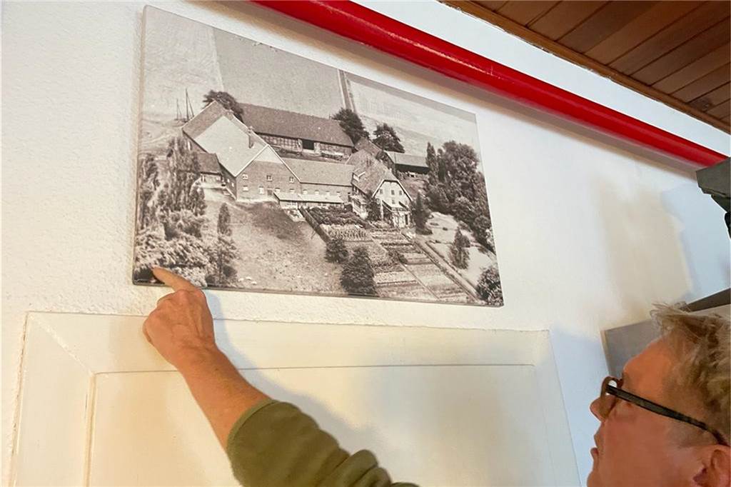 Schulzenhof Altcappenberg zwischen Lünen und Selm feiert 900 Jahre lange Geschichte Heinrich Schulze Altcappenberg zeigt auf einem historischen Bild, wie der Bauernhof sich verändert hat.