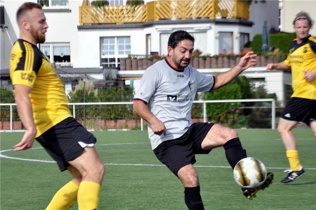 SuS Lünern aktiviert Unnaer Abwehr-Routinier: „Das ist der Grundstein für unser Bollwerk“ Heinrich Senning (l.) spielte lange Zeit für den SV Langschede - auch in der Bezirksliga.