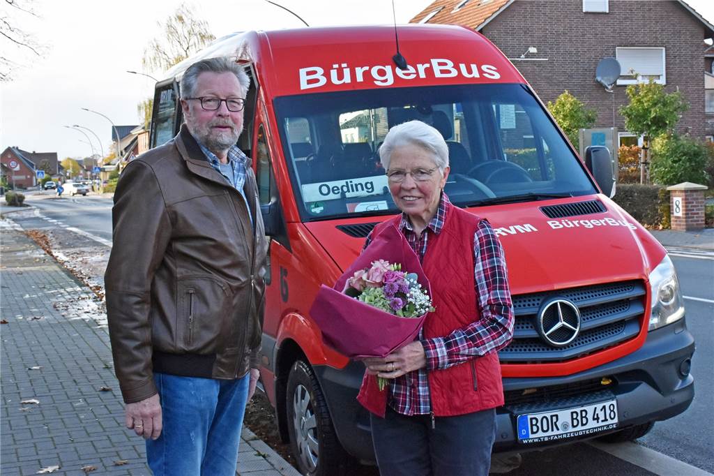 Gertrud Tecker hat ihre letzte ehrenamtliche Bürgerbus-Runde gedreht Heinrich Sibbing, zweiter Vorsitzender des Bürgerbusvereins Südlohn-Oeding, überreichte Gertrud Tecker vor Antritt ihrer letzten Bürgerbus-Runde einen Blumenstrauß. Die Oedingerin wird 80 Jahre alt und gibt ihr Ehrenamt deswegen auf.
