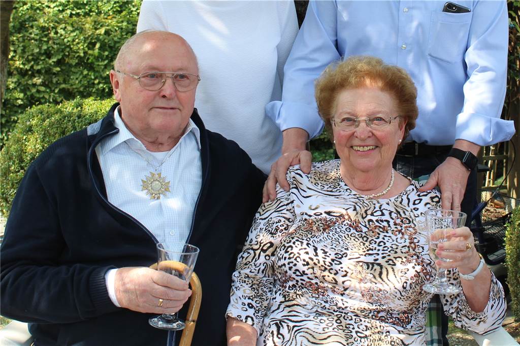 Borker Schützenfest 1970: Als Heinrich III. die Lehrer festnehmen ließ Heinrich Sommer mit seiner Frau Ilse im Jahr 2018: Da haben die beiden Diamantene Hochzeit gefeiert. Die ganze "Dorfabschmücktruppe" der Schützen gratulierte zu diesem besonderen Tag.