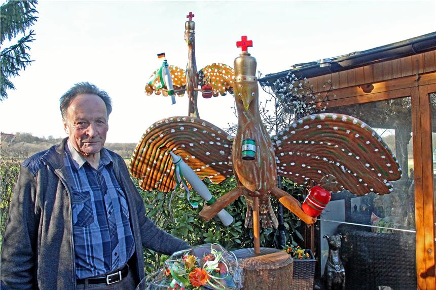Nicht aus jedem Holz geschnitzt Heinrich Westermann mit dem Schützenvogel.