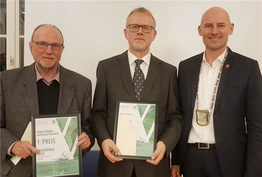Zwei Heimatfeunde und die Landfrauen Nienborg sichern sich den ersten „Heimatpreis“ Heins Schaten (l.), Josef Wermert (M.) und Bürgermeister Franz-Josef Weilinghoff