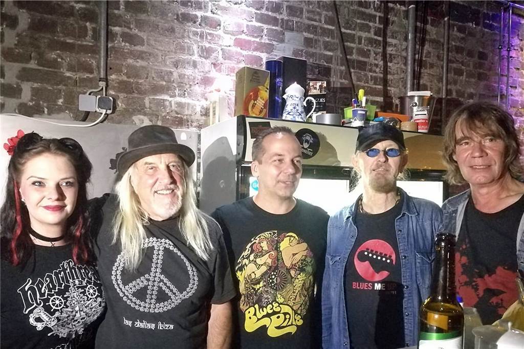 Vinylcafe-Besitzer Heinz-Bernd Töns erfüllt sich den Traum von der Selbstständigkeit Heinz-Bernd Töns inmitten der Mitglieder der Rocklegende „Birth Control“, die im Vinylcafe eine After-Show-Party feierten.