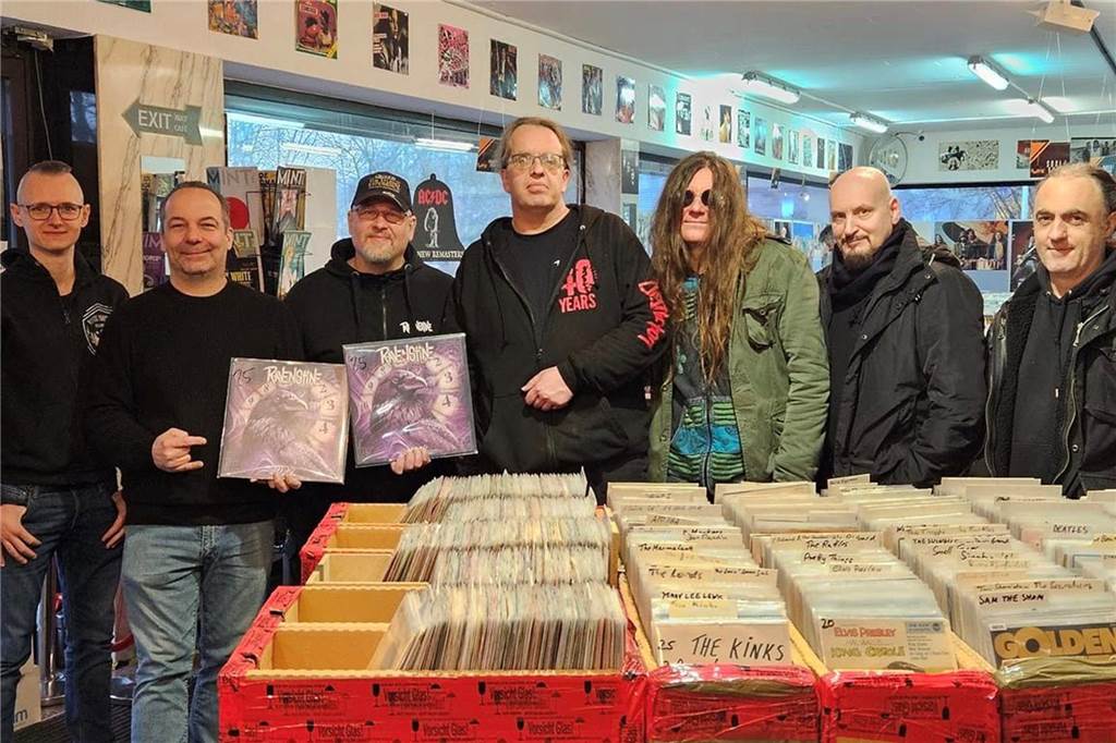Rock-Legende kommt: So viele Top-Acts wie noch nie im Vinylcafe Heinz-Bernd Töns und die Band Ravenstine in seinem Plattenbau in Schermbeck.