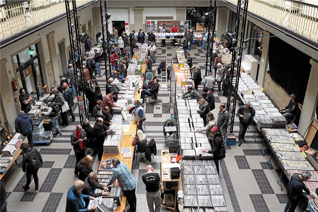 Vinylcafe-Besitzer Heinz-Bernd Töns erfüllt sich den Traum von der Selbstständigkeit Heinz-Bernd Töns veranstaltet seit 2015 in der Lohnhalle regelmäßig Schallplatten- und CD-Börsen. Die nächste findet am 24. November (Samstag) statt.