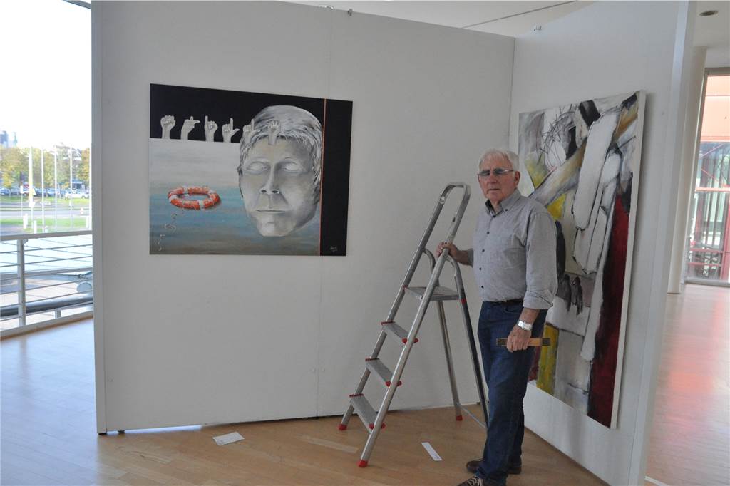 Neue Ausstellung: Wie Lüner Künstler sich einem schwierigen Thema annähern Heinz Brück vor zwei seiner Arbeiten, die er in der Jahresausstellung zeigt.