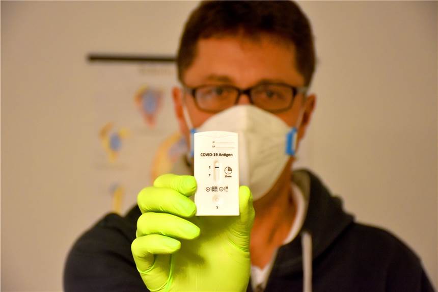 Impfaktion für rund 500 Bürger im Pfarrheim St. Josef in Ahaus Heinz Giesen aus Wüllen, hier mit einem der Covid-19-Antigen-Schnelltest, ruft die Bevölkerung dazu auf, sich gegen Corona impfen zu lassen.