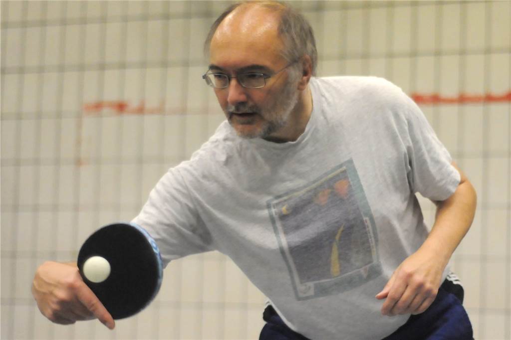 Ein Sport wird im Jahr 2021 bunter: Die 35-jährige Ära der Einheitsfarben ist dann vorbei Heinz-Günter Hiller, Tischtennisspieler-Urgestein beim Post SV, wünscht sich Farben wie im Fußball-Revierderby.