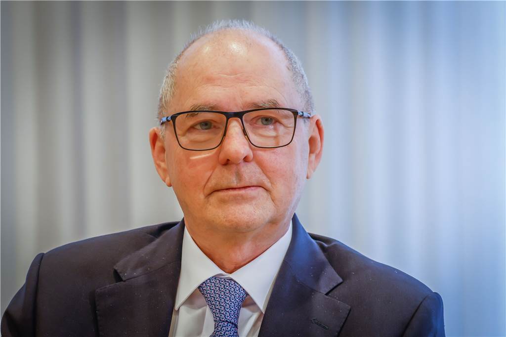 Heinz-Herbert Dustmann, Präsident der IHK zu Dortmund, sieht in der neuen Corona-Schutzverordnung einen Schritt in die richtige Richtung: „Allerdings erscheint er uns angesichts stark sinkender Inzidenzwerte zu zögerlich und mutlos.“