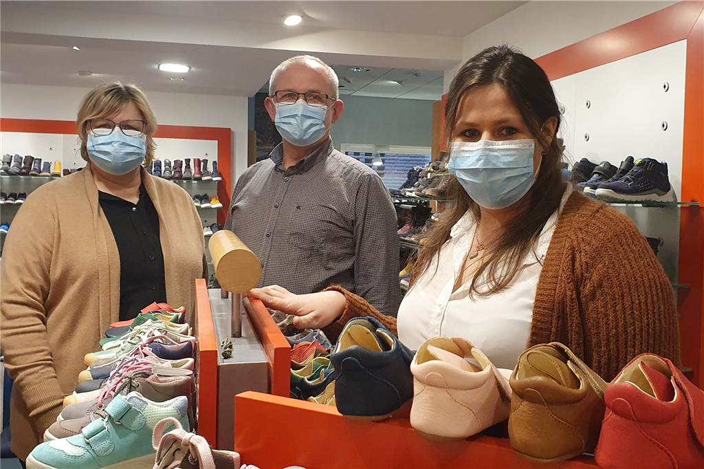 2G im Einzelhandel: Sicherheit geht für die Geschäftsleute in Heek vor Heinz-Jürgen Gausling vom Schuhhaus Terhünte (Mitte) , hier im Bild mit seiner Tochter Stefanie Gausling (vorn) und seiner Frau Beate, findet die 2G-Regel besser als einen Lockdown.