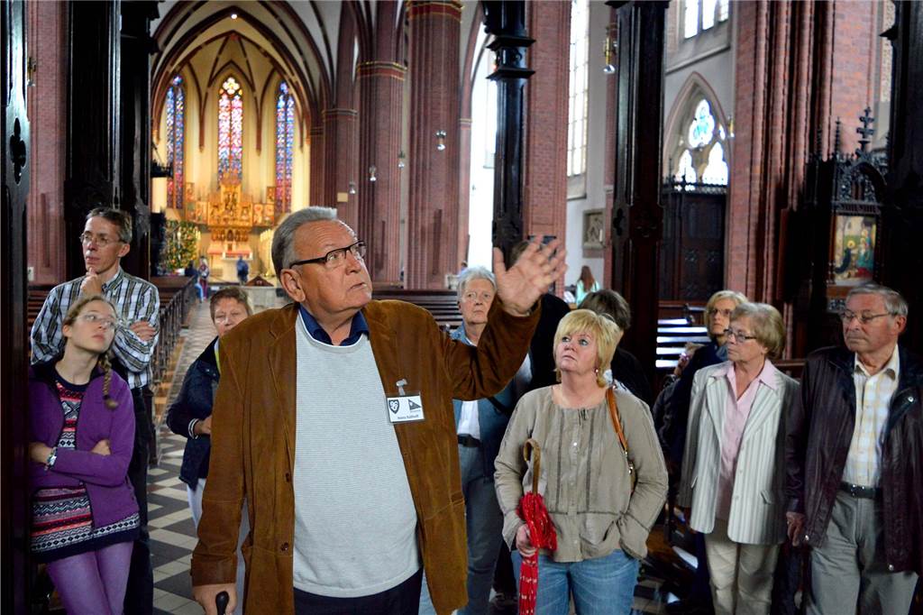 Mit Heinz Kallhoff verliert Haltern einen engagierten Heimatfreund Heinz Kallhoff (vorne) führte Besuchergruppen durch die Sixtus-Kirche.
