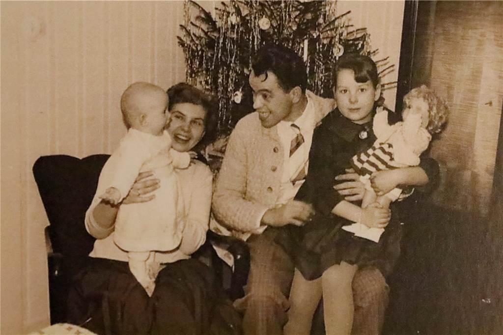 Heinrich Kleberdans aus Selm feiert seinen 90. Geburtstag Heinz Kleberdans an Weihnachten 1961 mit Tochter Sigrid, Ehefrau Edith und Tochter Edelgard.