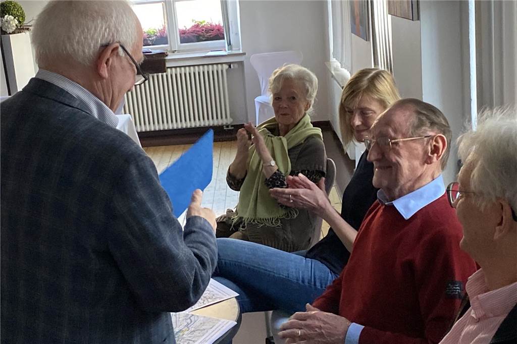 Hans-Jochen Schräjahr bekommt Goldene Ehrennadel der Stadt Dorsten Ehrung für Heinz Kleine-Voßbeck