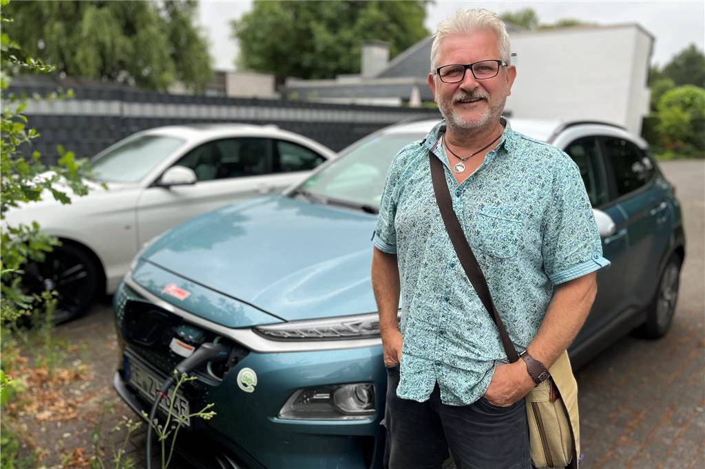 Heinz-Peter Wäscher (61) kritisiert E-Lade-Situation in Dorsten: „Nicht nutzerfreundlich“ Heinz-Peter Wäscher vor seinem Auto, das lädt.