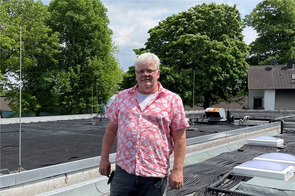 Gas, Öl, Wind oder Sonne: Wie wird das Wasser im Parkbad Nord erwärmt? Heinz-Robert Schäfer und sein Bäderteam müssen regelmäßig aufs Dach, um die Schläuche des Solarabsorbers zu kontrollieren und eventuell auszutauschen.