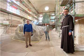 Heinz Üttermeier (Bauleiter; v.l.), Horst Neumann (Firma Tewes) und Pater Romuald im noch nicht ganz fertigen Kirchenraum des Kapuzinerklosters in Werne.
