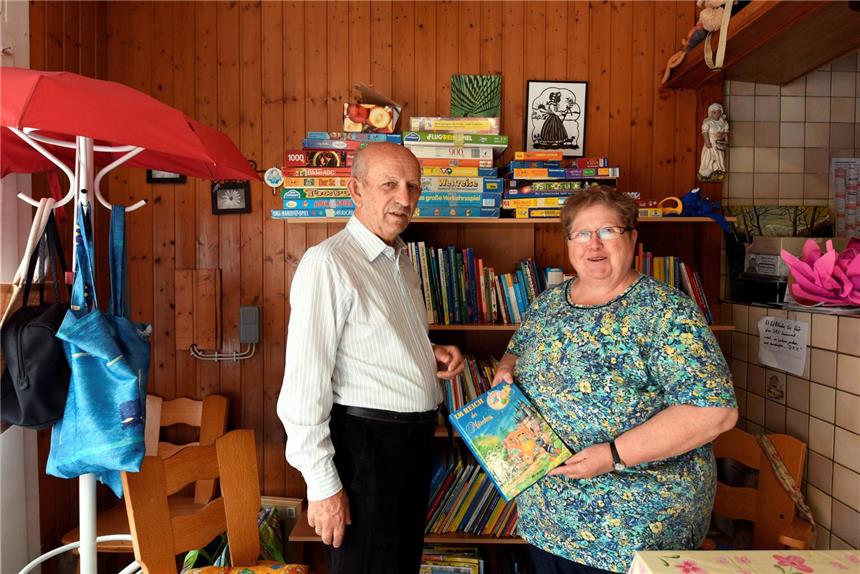 Sommerruhe in der Kleiderkammer Heinz und Klara Gärtner freuen sich weiterhin über Hausrat- und Bücherspenden für ihre Kundschaft.