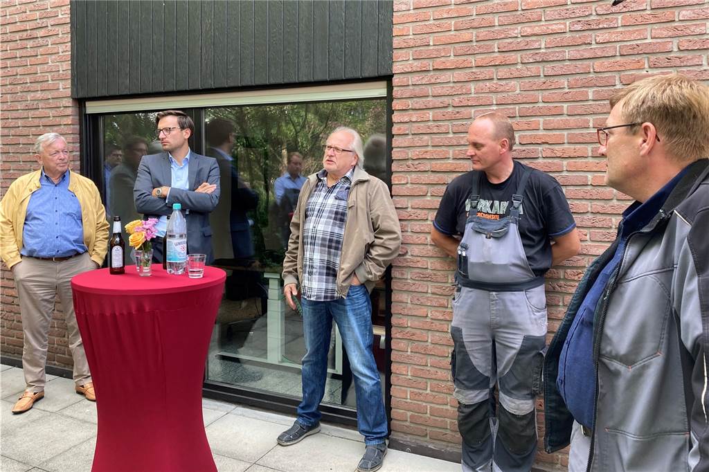 Zur neuen Abbaufläche von Stremmer gibt es noch viele Fragen Heinz und Lars Fiele von Stremmer Sand + Kies hatten im September gemeinsam mit einigen Mitarbeitern der Kirchhellener CDU Rede und Antwort gestanden.