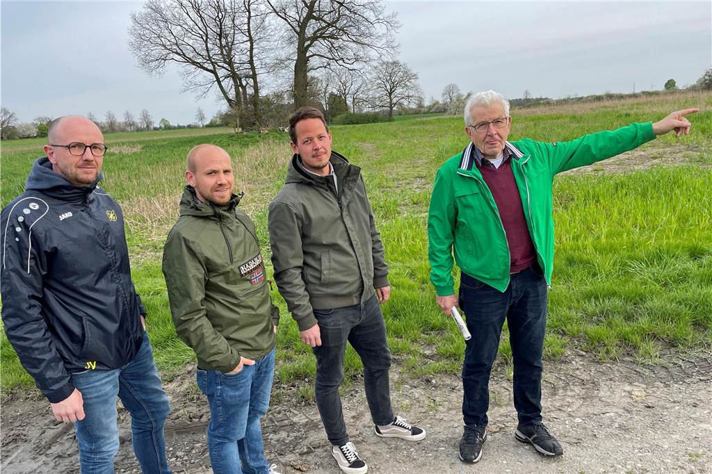 Grüne lassen nicht locker: „Wir fordern längeren Lärmschutzwall“ Heinz Wesselmann (r.), Sprecher der Grünen in Ascheberg, weist auf den Bereich, wo der Lärmschutzwall verlängert werden soll. Mit dabei (v.l.) Johannes Vorspohl Michael Sennekamp, Stefan Sennekamp.
