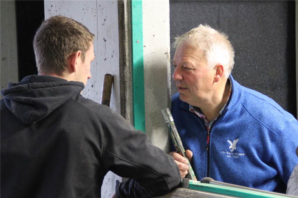 „Herzensgute Menschen“: Ukrainer und Belarussen vereint auf dem Hof Wigber Heinz Wigber (r.) und sein Sohn Johannes Wigber kümmern sich um den Bauernhof.