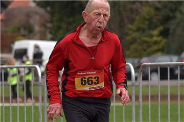 Heinz Woltering in seinem Element: hier beim Vredener Volkslauf 2020.
