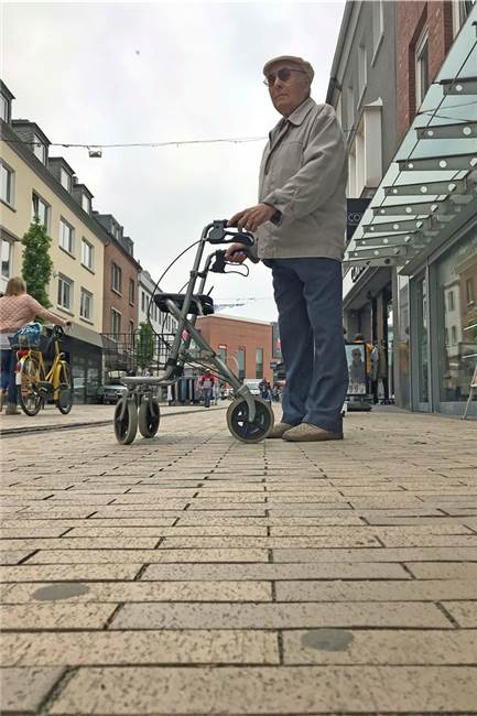 Kaugummi-Spucker verschandeln das neue Pflaster in der Dorstener Innenstadt Heinz Wolters ärgert, dass das neue Pflaster in der Innenstadt schon wieder verschandelt wird.
