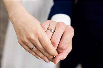 Heiraten ist in Pandemie-Zeiten nicht gerade einfach: Die geltenden Corona-Schutzverordnungen erlauben keine Partys und nur eine begrenzte Anzahl an Menschen bei der Trauzeremonie.